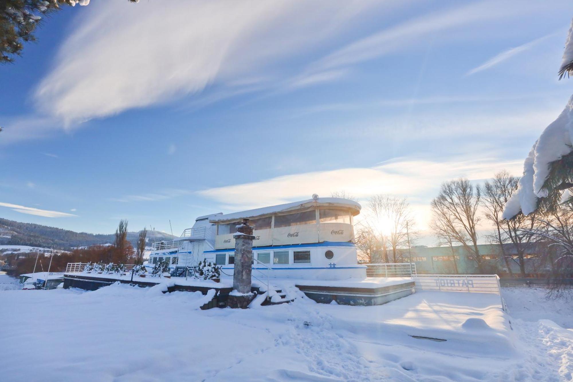Unique Boat Apartments By Lake - Kajuta 1958 นาเมสโตโว ภายนอก รูปภาพ
